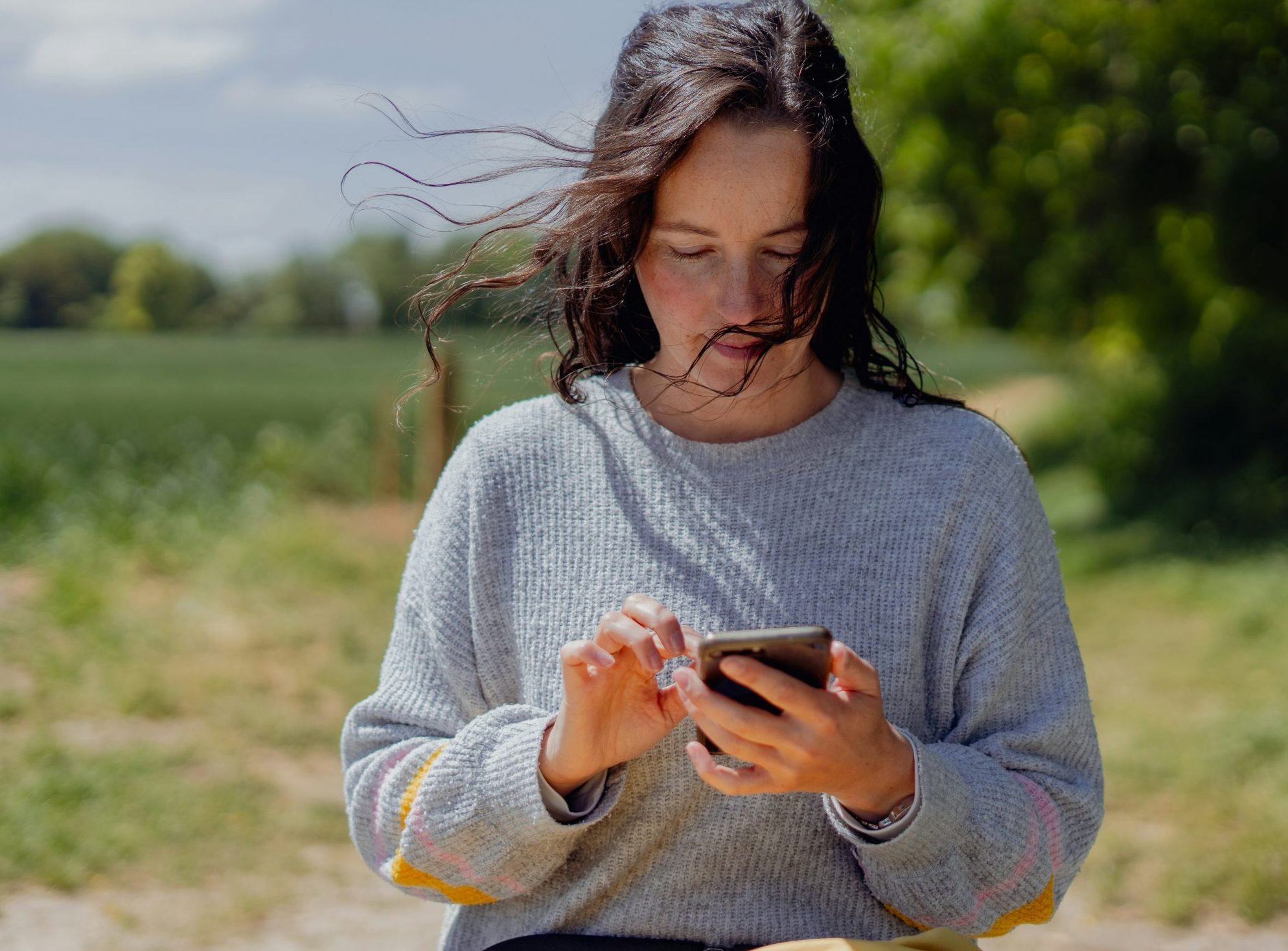 women-cellphone-texting-payingbill-mobile-ruralfield